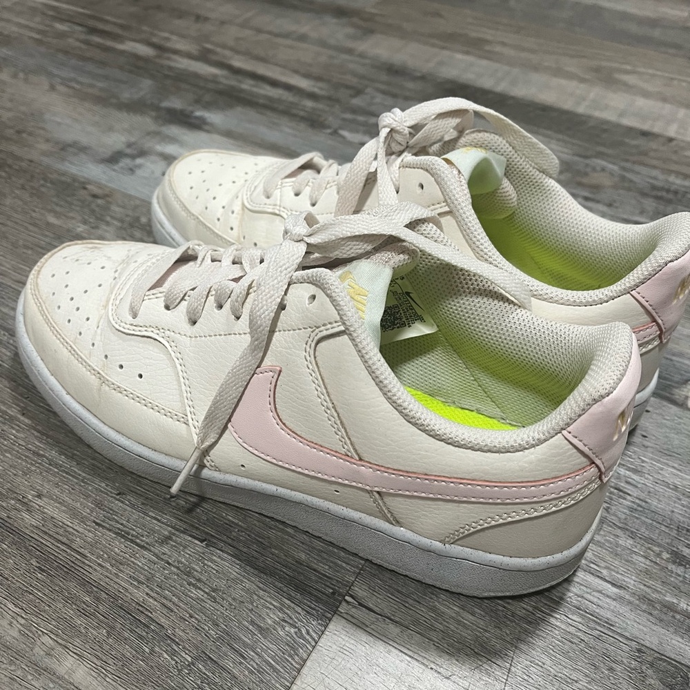 Women’s Nike sneakers size 9